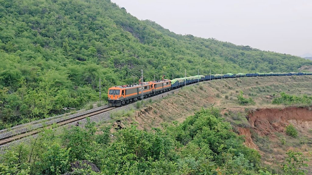 ecor_railfans's tweet image. New Powerhouse of VSKP

The new 9000Hp D9 Loco twins from #Visakhapatnam Shed powering a loaded freight as they descend the scenic ghat section on the KK Line.

Sheer muscle on the curves!

#IndianRailways 

@SiemensIndia @SiemensMobility
@EastCoastRail @DRMWaltairECoR