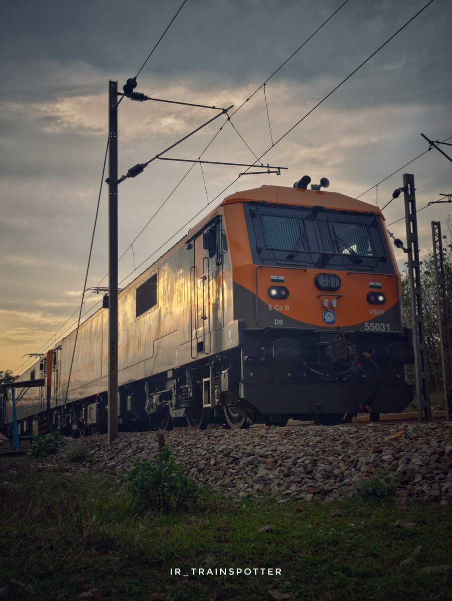 ecor_railfans's tweet image. New Powerhouse of VSKP

The new 9000Hp D9 Loco twins from #Visakhapatnam Shed powering a loaded freight as they descend the scenic ghat section on the KK Line.

Sheer muscle on the curves!

#IndianRailways 

@SiemensIndia @SiemensMobility
@EastCoastRail @DRMWaltairECoR