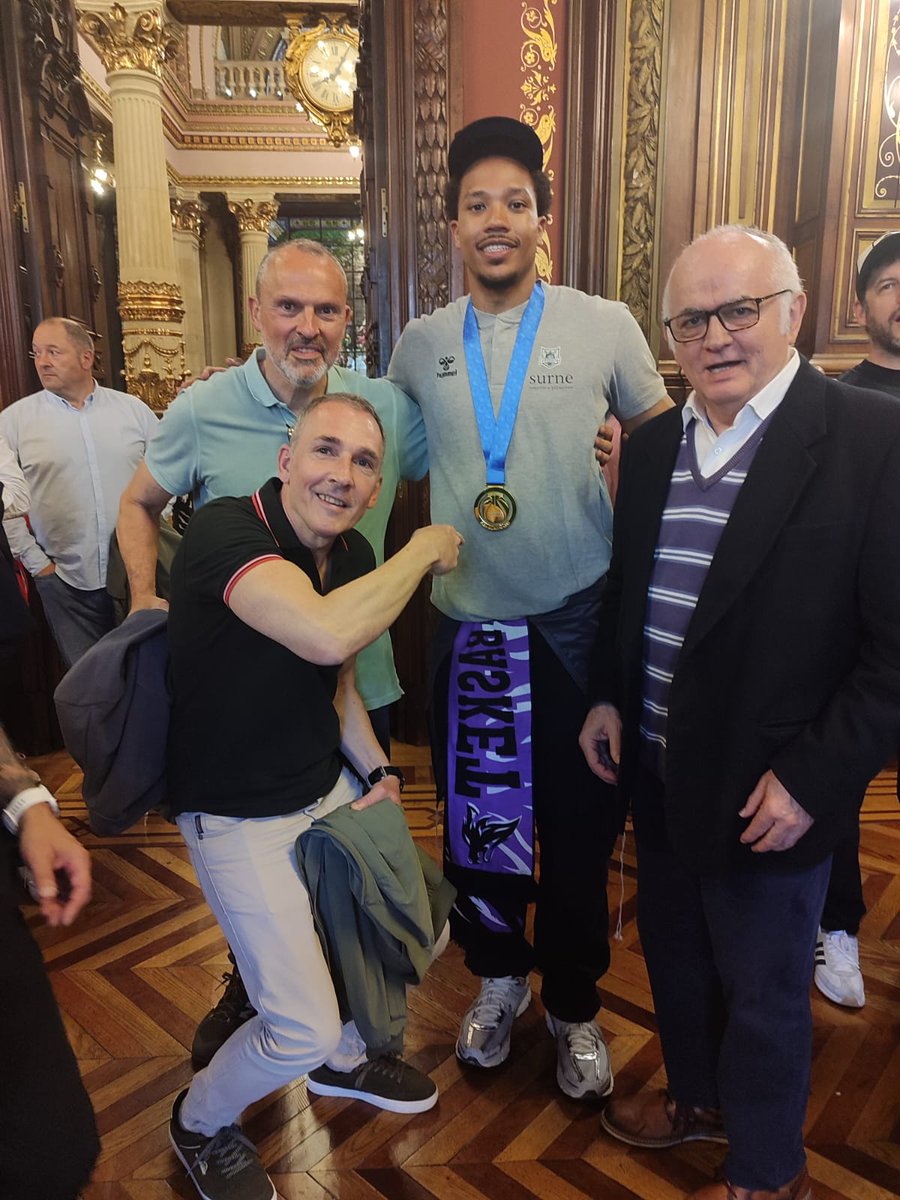 ASPARBI's tweet photo. 🤾‍♀️ASPARBI acompaña al Surne Bilbao Basket en la celebración institucional de su título europeo
@bilbaobasket @Bizkaia 

🔗 https://t.co/O7Mi7lUXiL https://t.co/l7G5wThKyO