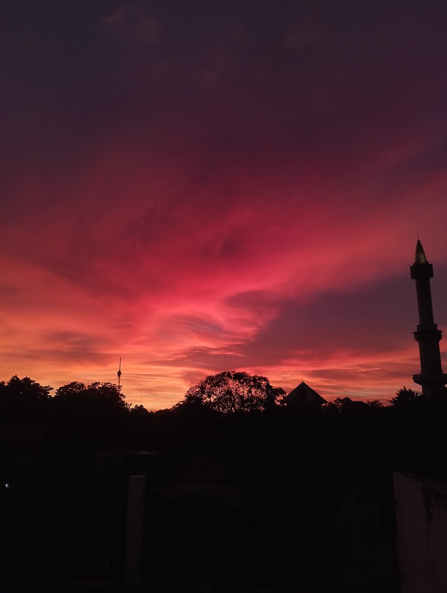 strauberiess's tweet photo. langitnya Jogja juga ga kalah cantik 💗 dan aku selalu suka jepret langit yang cantik ini https://t.co/equDsdWsbs