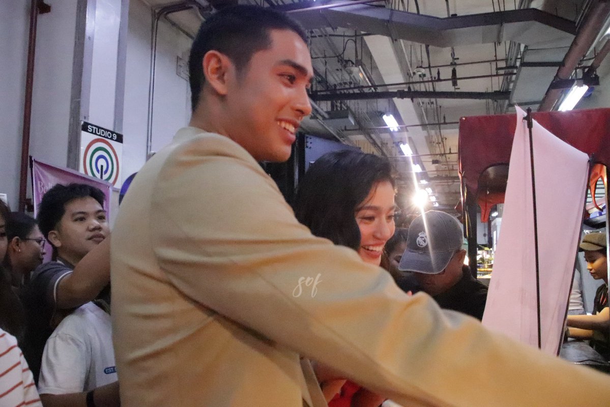 look how giddy they got when they saw <a href="/DonBelleOFC/">DonBelle Official</a> “japanse” booth huhu how I love my happy #donbelle

insert “ASAN YUNG JAPANESE” and “AYAN NA YUNG JAPANESE”