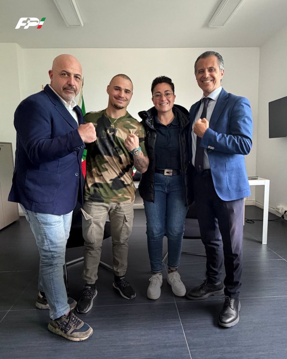 FPIBoxe's tweet photo. 🥊 Il Presidente FPI, Flavio D’Ambrosi, ha incontrato oggi, 4 maggio, il Campionissimo Michael Loneworlf Magnesi, prossimo sfidante al Titolo WBC dei Superpiuma.

🥊 Meeting, svoltosi presso il quartier generale FPI di Roma, in cui si é parlato proprio del match iridato, in programma il prossimo 20 giugno a Southampton 🇬🇧, in cui il nostro Lupo Solitario si troverà di fronte Ryan Garner

 🥊 Chiacchierata, cui hanno presenziato anche la Manager Alessandra Branco e Il Maestro Gesomino Aglioti, in cui il Presidente ha tenuto a far sentire a Michael la vicinanza e il supporto di tutta la boxe tricolore. 

#Pugilato #Boxing #Boxe  #WBC