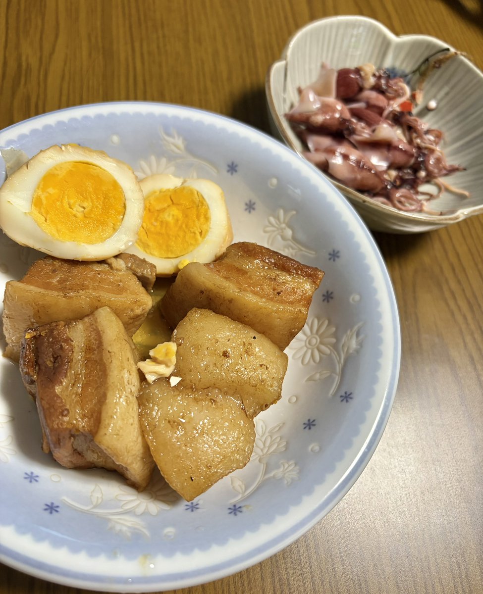 実家の自室をそろそろ片付けねば、、、ということで眠っていたグッズなどを売り捌くために新居に運ぶ作業を旦那様が手伝ってくれました🥲
実家まで車出してくれて、片付け作業も手伝ってくれて、大感謝😂😂😂
母のお手製ぷるぷる角煮もうまかった！😌✨