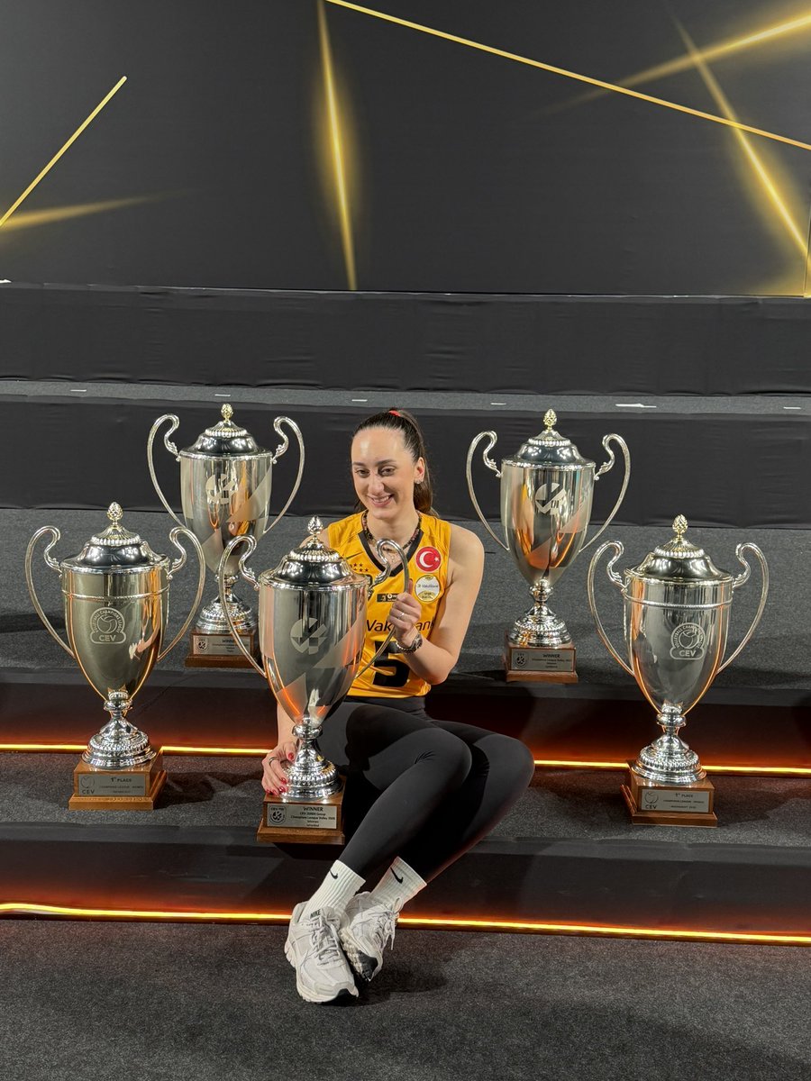 VoleyArena's tweet photo. Kazandığı 5 Şampiyonlar Ligi kupasıyla Ayça Aykaç. https://t.co/jXqXkAUkOW