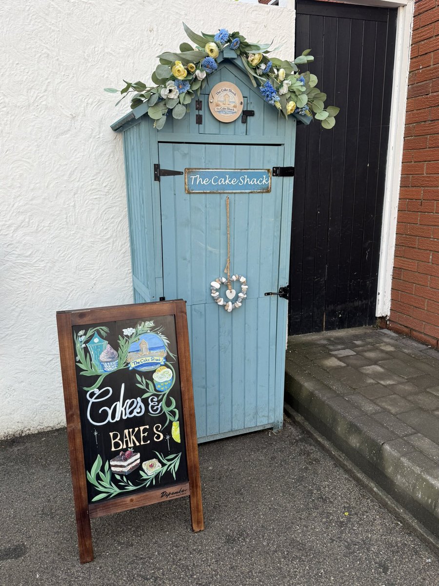 aimeerenee83's tweet image. I had so much fun creating this sign for the cake shack at the Dunes-Beachcomber in Gronant this week 🤩

#handpainted #Sign #Bespoke #Aboardsign #Artist #Smallbiz #SmallBusiness #Cakesandbakes #northwales #Gogleddcymru