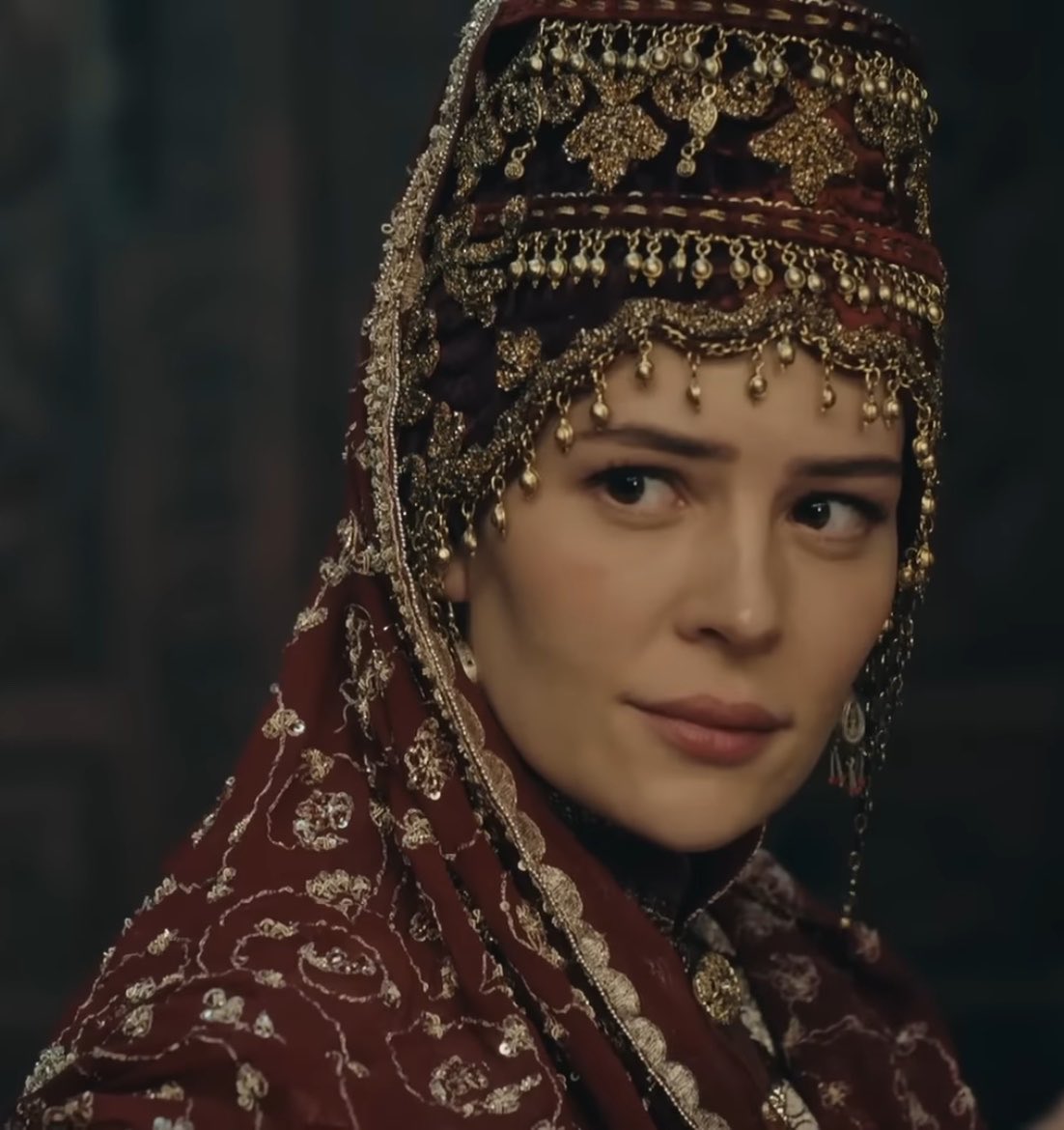 NurNisa5876's tweet photo. #FatmaHatun’a yeni gelinlik vermeyeceksenz anası #MalhunHatun’un gelinliğinden başlığına, kemerinden küpesi, kolyesine hatta uzun örtüsüne kadar ona ait olan nevarsa hepsini fatmaya verin Malhunun giydiği taktığı herşey çok güzel gösterişliydi kızımızada çok yakışır #KuruluşOrhan https://t.co/cWtvQ4ivaP