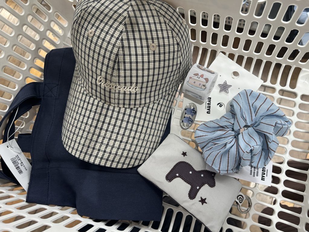 y______ano's tweet photo. かわいいミニポーチ、手にいれました🎠🐋⭐︎ https://t.co/zskls47QfV