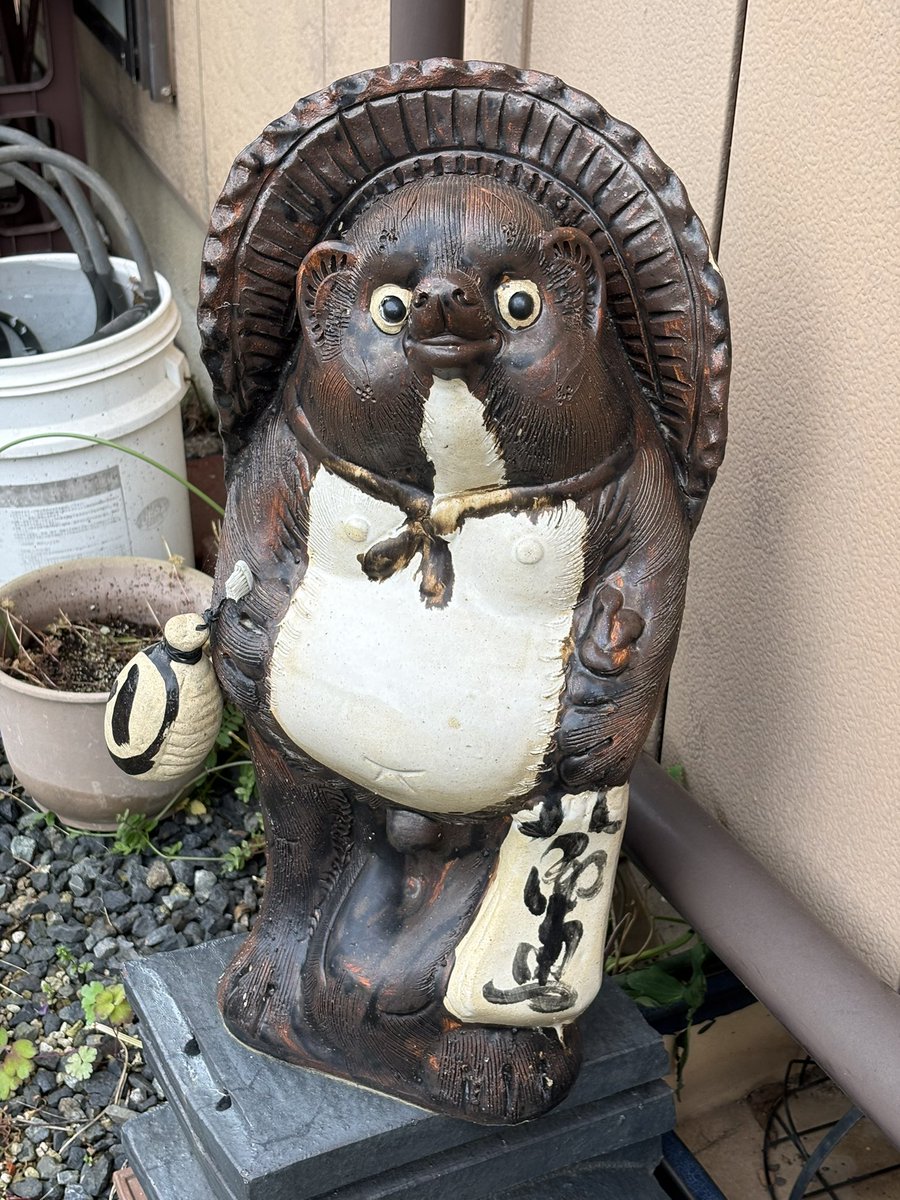 seiro1616's tweet photo. 阿賀野市　やすだ瓦ロード
パンフレットを見たマップを見て歩いたルートでお見かけしたたぬきです。
想像以上にたぬきがいました。
もう1回投稿しないと足りないくらいです。
たぬき以外に安田瓦で作られた鬼瓦をはじめ動物とかは陶器好きなら見ておいた方がいいかもという気がしました。
#街角狸 https://t.co/hoJN3LFmll