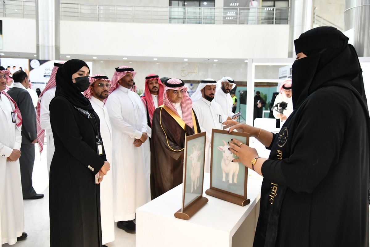 Najran_Univers's tweet photo. وتجول رئيس الجامعة في المعرض المصاحب، الذي شهد مشاركة فاعلة من أعضاء هيئة التدريس والطلبة، وضم أركاناً تعريفية تناولت تطبيقات الرياضيات في مجالات متعددة، من أبرزها #العمارة_السعودية، و #الذكاء_الاصطناعي، والأمن السيبراني، والاستدامة. https://t.co/ERY1FsPoQG