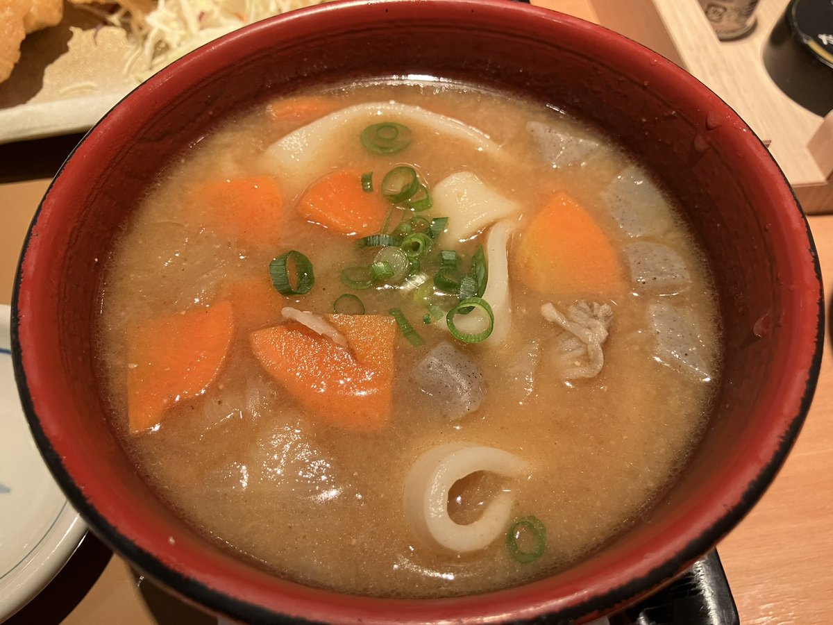 やよい軒の期間限定「大分とり天とだんご汁定食」をいただきました！
とり天はぽん酢・練り辛子・柚子胡椒で味変が楽しかったです。
だんご汁はもちもち食感＆具沢山で満足感たっぷりでした。
大分の美味しさをしっかり堪能しました✨
大分にもいつか行ってみたいなぁ…