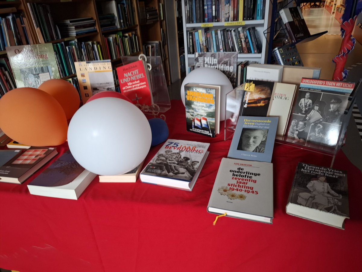 bofdronten's tweet photo. Herdenk 4 mei, vier 5 mei! Beide gebeurtenissen mogen we nooit vergeten! Bij BOF Dronten zijn zowel boeken over die bezettingsjaren te vinden, alsook over de Holocaust en de oorlog in de Pacific. Neem gerust een kijkje bij BOF in de winkel of op website. Altijd van harte welkom! https://t.co/PNfXKqzh27