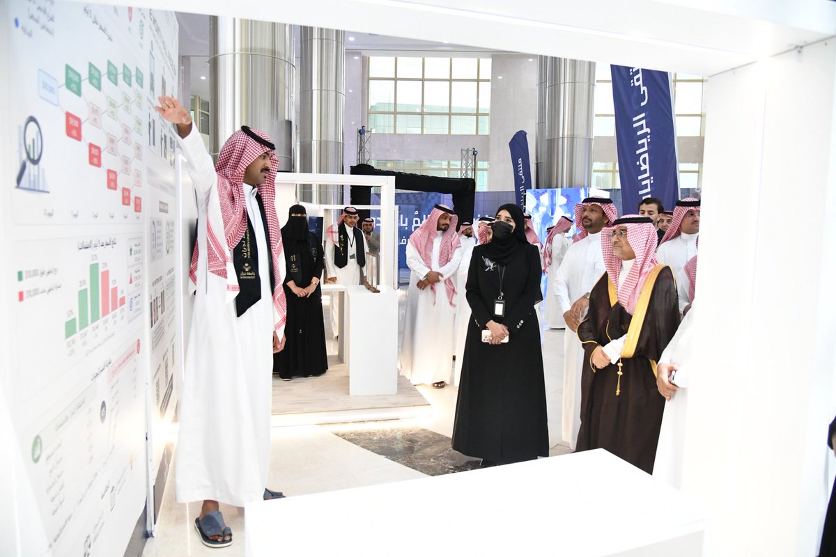 Najran_Univers's tweet photo. افتتح رئيس #جامعة_نجران أ.د.عبد الرحمن الخضيري فعاليات "ملتقى الرياضيات الأول" والمعرض المصاحب، الذي نظمته كلية العلوم والآداب ممثلةً بقسم الرياضيات، بحضور عميد الكلية د.محسن الهمامي ورئيس قسم الرياضيات د.منال القحطاني، إلى جانب عدد من عمداء الكليات وأعضاء هيئة التدريس والطلبة، وذلك على مسرح البرج الإداري. 🧵