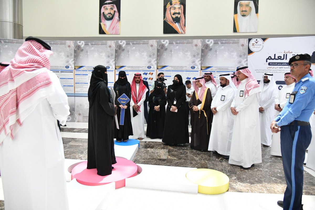 Najran_Univers's tweet photo. افتتح رئيس #جامعة_نجران أ.د.عبد الرحمن الخضيري فعاليات "ملتقى الرياضيات الأول" والمعرض المصاحب، الذي نظمته كلية العلوم والآداب ممثلةً بقسم الرياضيات، بحضور عميد الكلية د.محسن الهمامي ورئيس قسم الرياضيات د.منال القحطاني، إلى جانب عدد من عمداء الكليات وأعضاء هيئة التدريس والطلبة، وذلك على مسرح البرج الإداري. 🧵