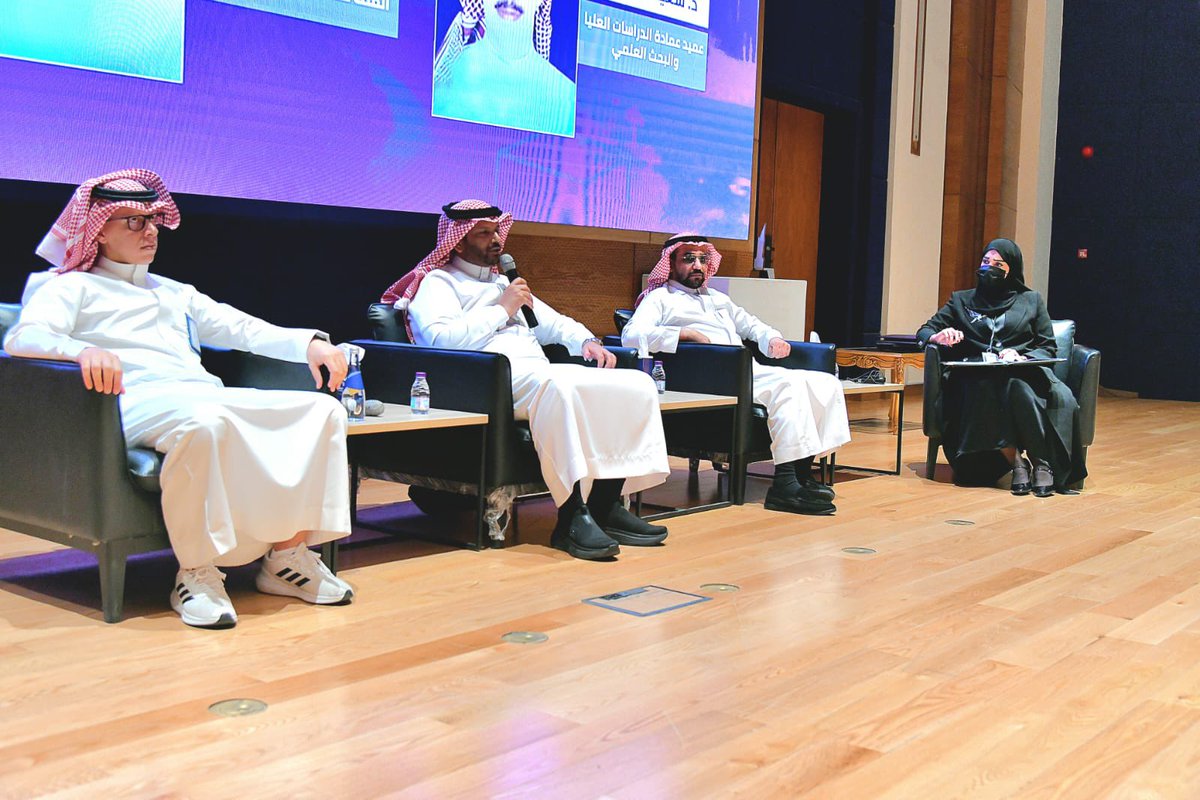 افتتح رئيس #جامعة_نجران أ.د.عبد الرحمن الخضيري فعاليات "ملتقى الرياضيات الأول" والمعرض المصاحب، الذي نظمته كلية العلوم والآداب ممثلةً بقسم الرياضيات، بحضور عميد الكلية د.محسن الهمامي ورئيس قسم الرياضيات د.منال القحطاني، إلى جانب عدد من عمداء الكليات وأعضاء هيئة التدريس والطلبة،