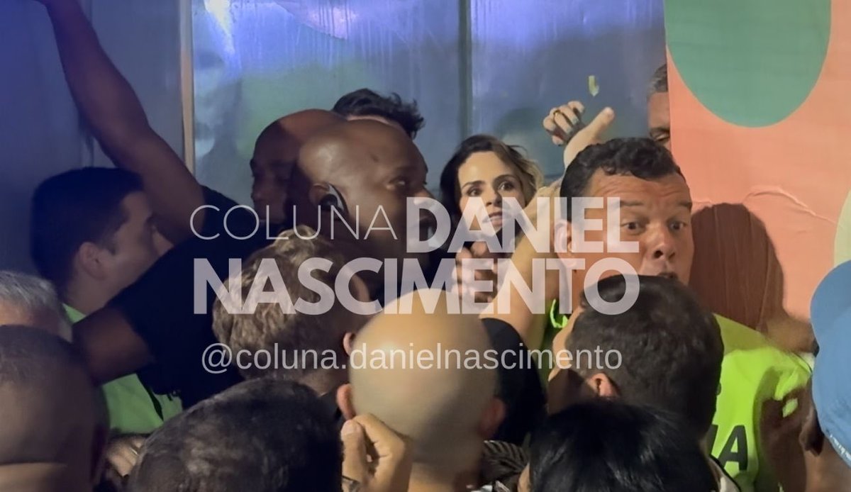 DougRealitys's tweet photo. Informação: As fotos da confusão da Ana Paula Renaut no show Shakira pedindo pessoal sem a pulseira do show #bbb26 https://t.co/jGR90wJKs4