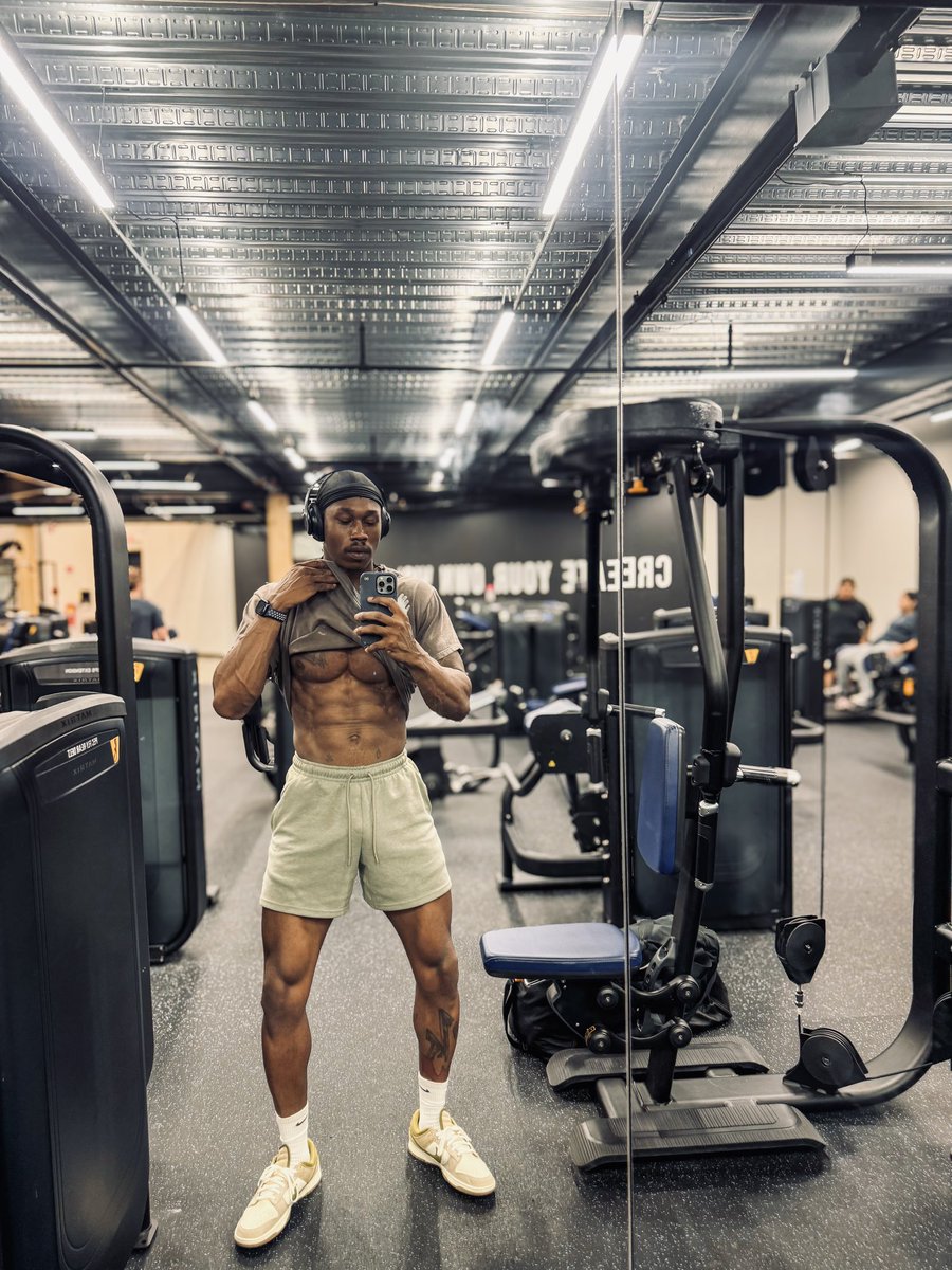 shreddedbystan's tweet image. hustle. loyalty. respect. (day 124/365) 💪🏾
#ShreddedByStan #ChestDay #workout #gym #fitness @Nike @nikestore @wwe