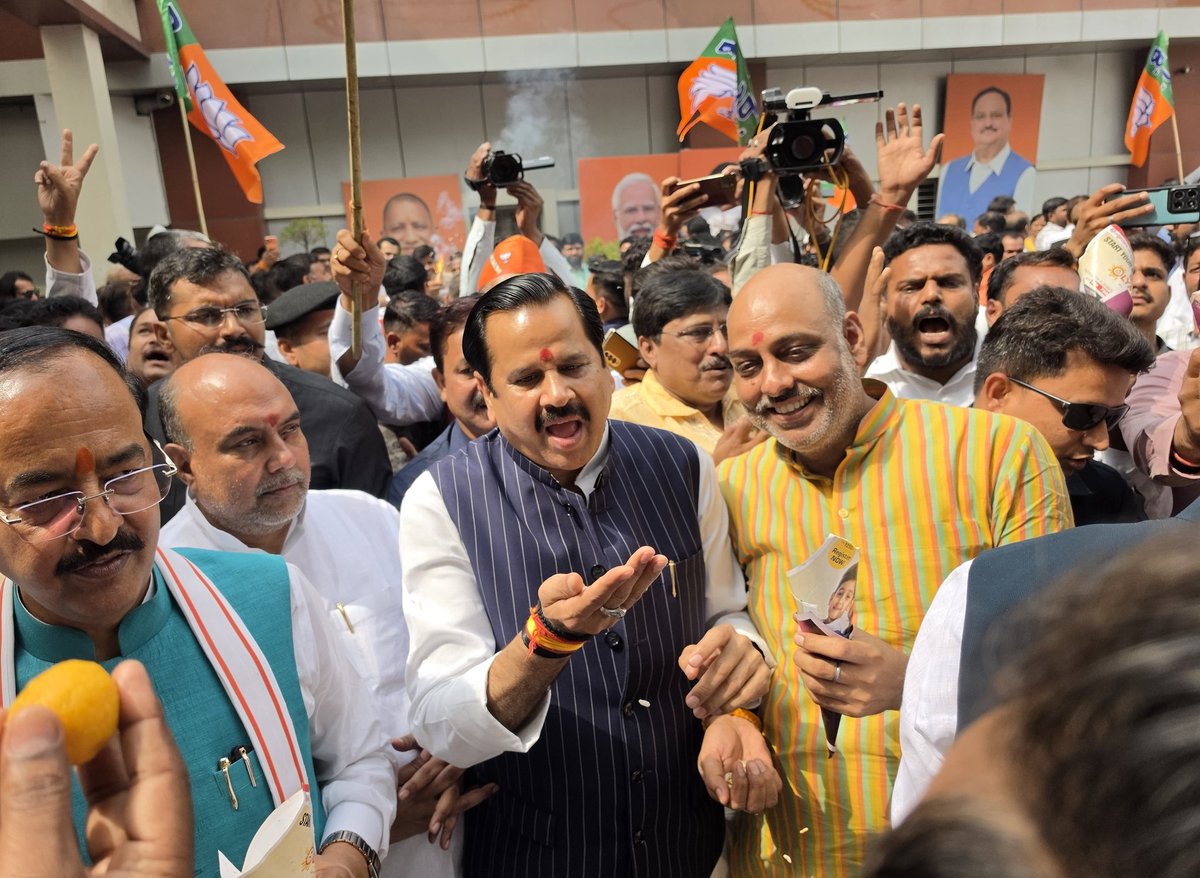 लखनऊ प्रदेश कार्यालय में पश्चिम बंगाल, असम एवं पुद्दुचेरी में भाजपा की प्रचंड जीत पर उप मुख्यमंत्री श्री <a href="/kpmaurya1/">Keshav Prasad Maurya</a> जी, श्री <a href="/brajeshpathakup/">Brajesh Pathak</a> जी, प्रदेश महामंत्री संगठन श्री <a href="/idharampalsingh/">Dharampal Singh</a> जी एवं पार्टी कार्यकर्ताओं के साथ आतिशबाजी कर बधाई देते हुए।