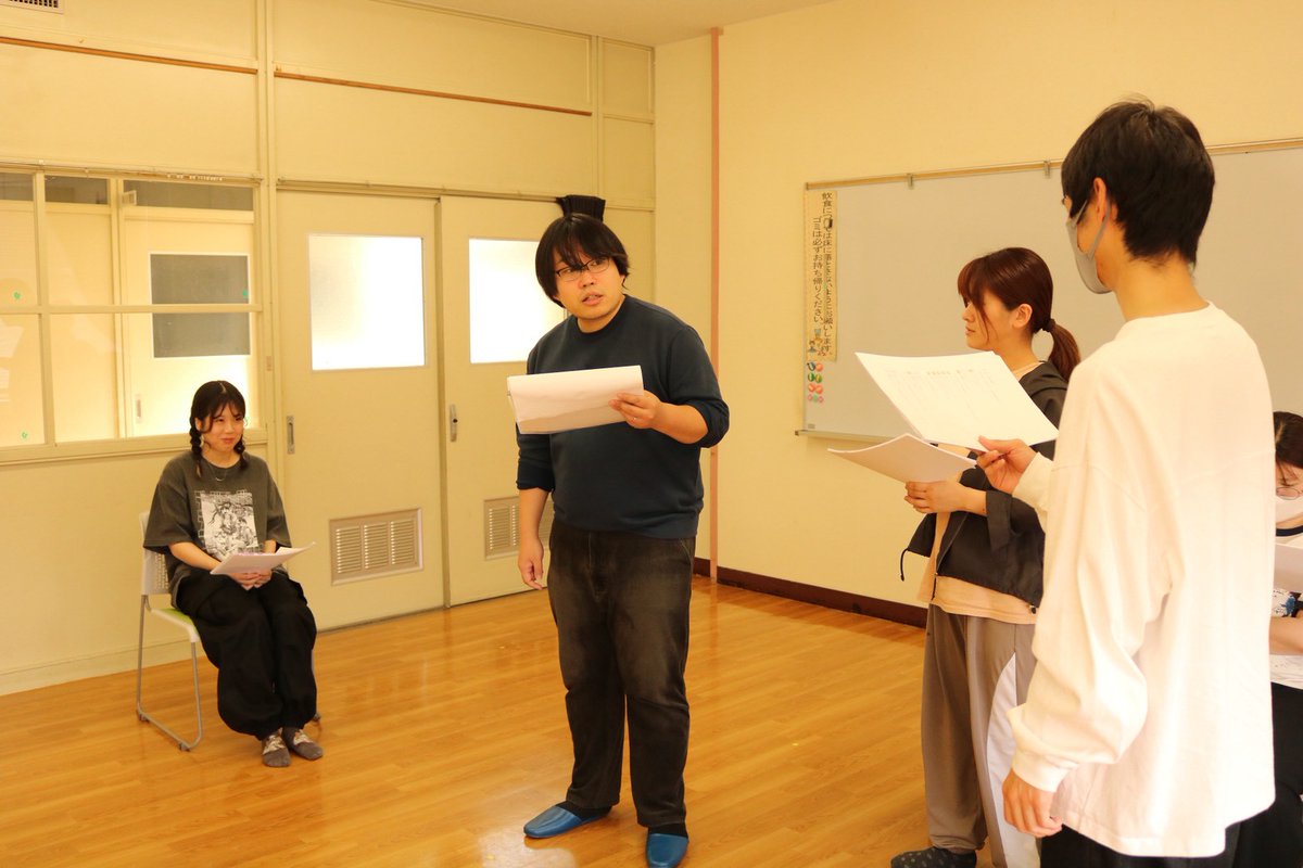 Rubbish_act's tweet photo. 演劇集団Rubbish
｢もう完璧な違和感｣

僕たちは見たくない明日の住人にならないようにお金を稼いでいる、気がしている。
生活を辞書で引いてもよく分からない言葉の列挙。

いいのかな、それで。
そんな度胸と不安は、駅のホームへと捨てていこう。

かわいいLINEスタンプをつくるためのはなしです。 https://t.co/u5hUJCyQvv