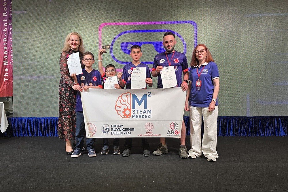 HatayBSB's tweet photo. Hatay Bilim Merkezi öğrencilerimiz, Robot Ligi’nde Türkiye birincisi oldu.🥇

İl Millî Eğitim Müdürlüğü iş birliğiyle M2 STEAM Merkezi öğrencilerimiz, Mini Sumo Ortaokul kategorisinde ikincilik elde etti.

Güney Kore’de düzenlenecek Dünya Şampiyonası’nda ülkemizi temsil etme hakkı kazandık.

Öğrencilerimizi ve öğretmenlerimizi tebrik ediyoruz.