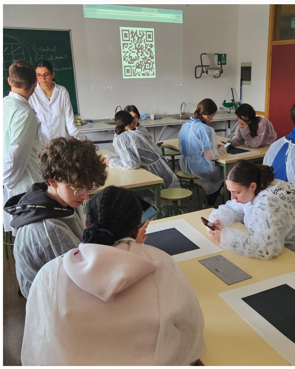 MicroMundoUZ's tweet photo. 🧪 Quinta sesión en IES La Azucarera.

🦠 Los estudiantes comprobaron sus placas para ver si los microorganismos habían producido antibióticos.

#unizar #ciencia #micromundo https://t.co/Pu7Uy7igJo