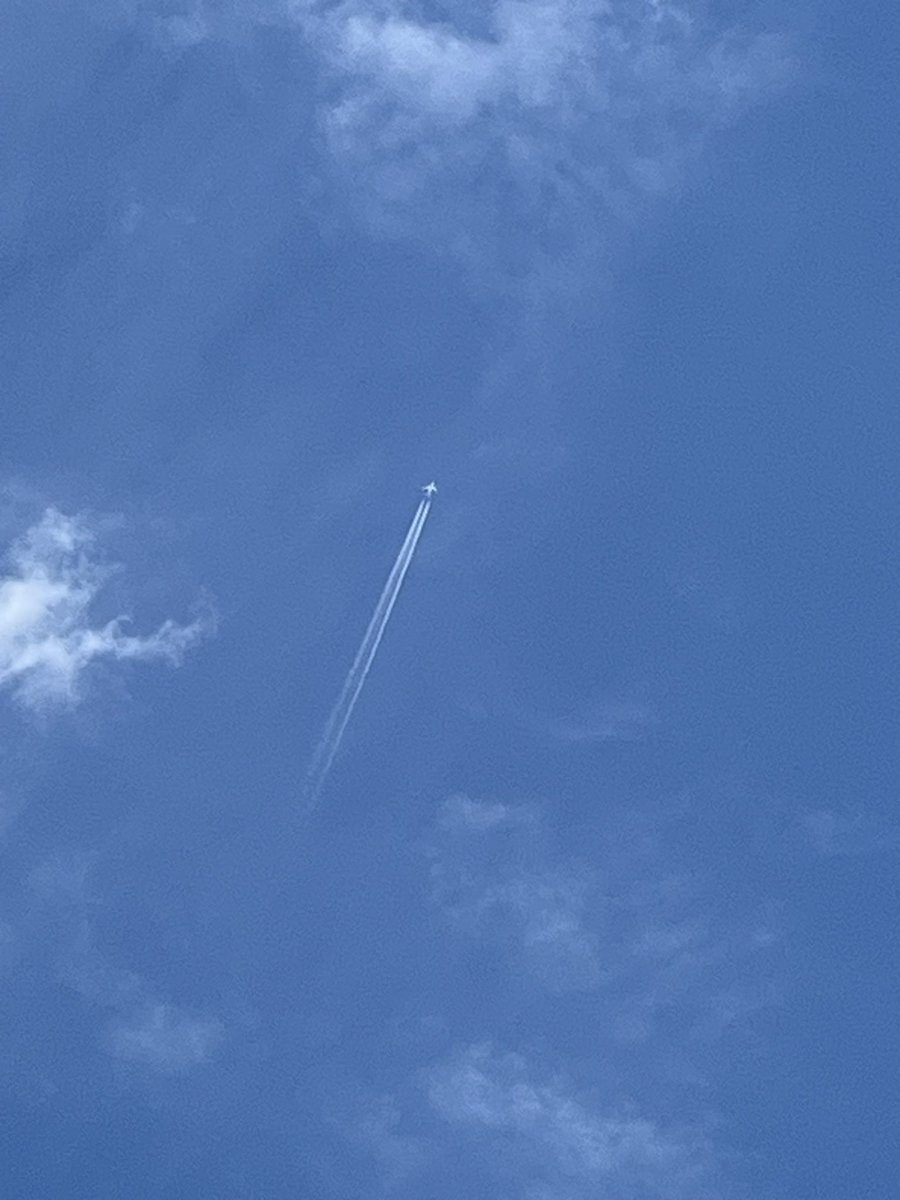 grandy77358522's tweet photo. 玄関開けたら
まっしろさん====✈︎
今日の太陽☀️すごいカラフル🌈 https://t.co/xM0TiFoP18