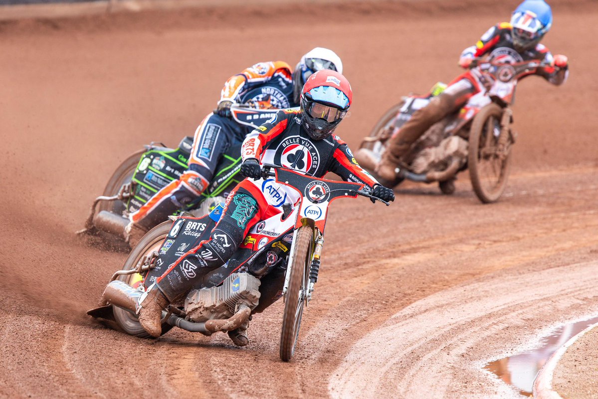 TheAces's tweet image. 🏁 𝗟𝗔𝗧𝗘𝗦𝗧…
♣️ 10-14 🦊

1️⃣ Lidsey, Kurtz, Batchelor (2-4).
2️⃣ 4-2 - Zischke wins the battle of reserves.
3️⃣ Etheridge leads a Foxes heat advantage.
4️⃣ Klindt, Bewley, Thomson (2-4).

🎥 bvtv.live | 📸 Brett Thurlow
#britishspeedway #Manchester♣️