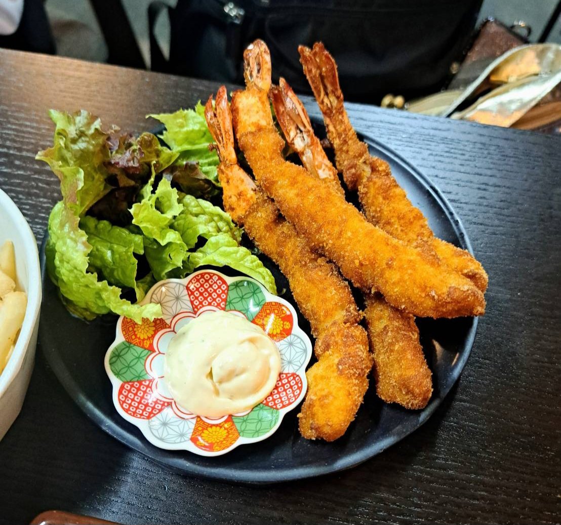 dal0126_aroha's tweet photo. 〜篠島編③〜
ジヌさんがロケ弁で食べた焼肉丼、しらす丼のお店「島鳥(とっとり)」！
ジヌさんのサイン😆😆✨
焼肉、しらす、エビフライどれも美味しかった〜
 #진진 #JINJIN #どーするごはん2
 #ASTRO #아스트로 https://t.co/b4o2zu66zM