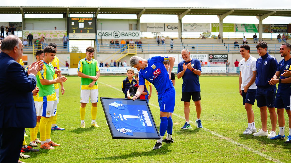 Coria_CF's tweet photo. 🙌💛HOMENAJE A ISCO

D. Francisco Manuel Suárez Márquez, "Isco". Toda una leyenda del Coria CF. Toda una referencia bajo palos. Con 415 partidos defendiendo con orgullo y honor la portería ribereña. 

➡️Amplia galería fotográfica en el perfil oficial de FacebooK del #CoriaCF https://t.co/6XjGo6X89I