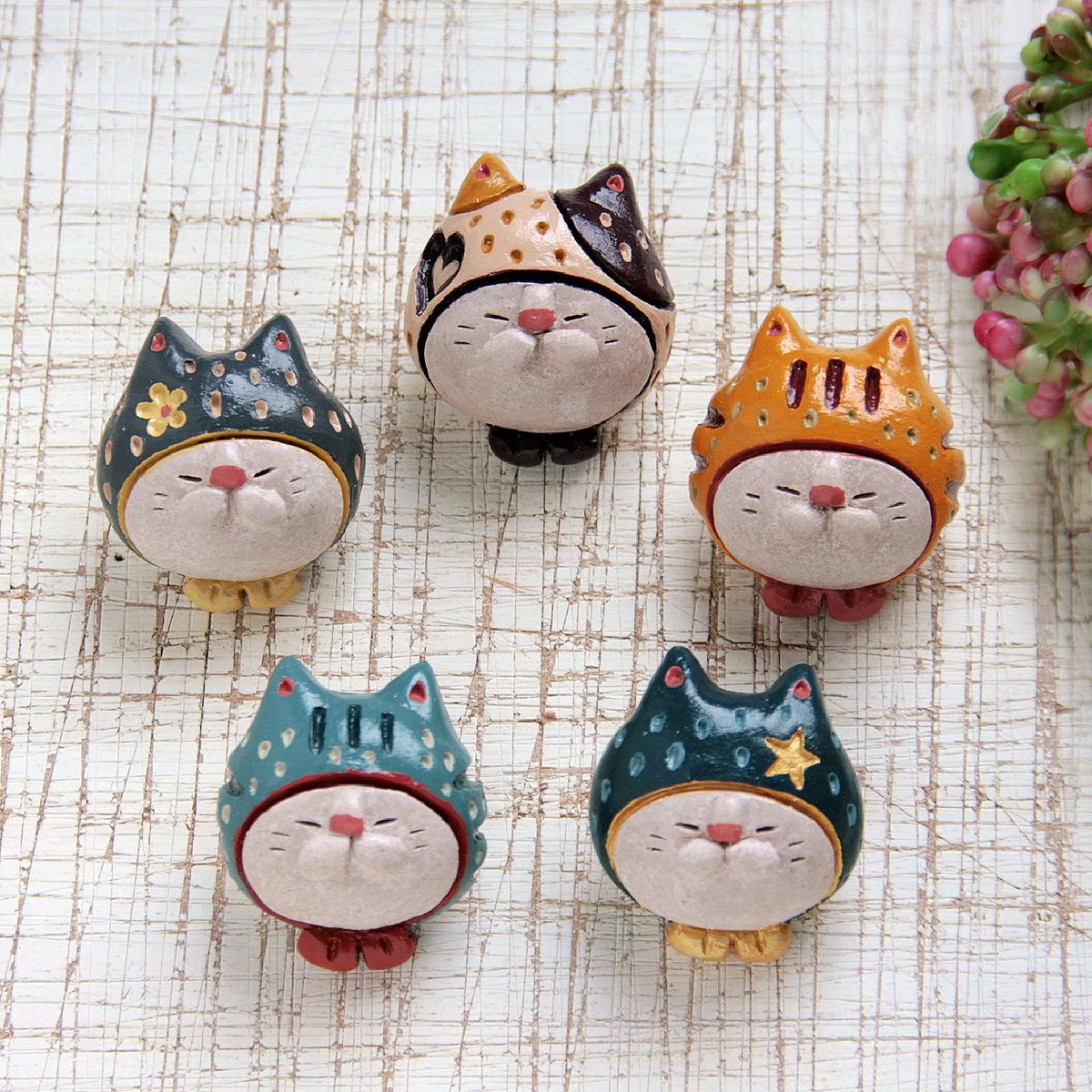 nekomoyoh's tweet photo. #ゴールデンウィークSNS展覧会2026
5連休で明日は5月5日と言うことで5種類ある猫ブローチの作品です🐱
アイス帽子な猫、おかしな猫、猫模様の頭巾をかぶった猫とおもしろ可愛い作品達です🐾 https://t.co/fd2HdGxARE