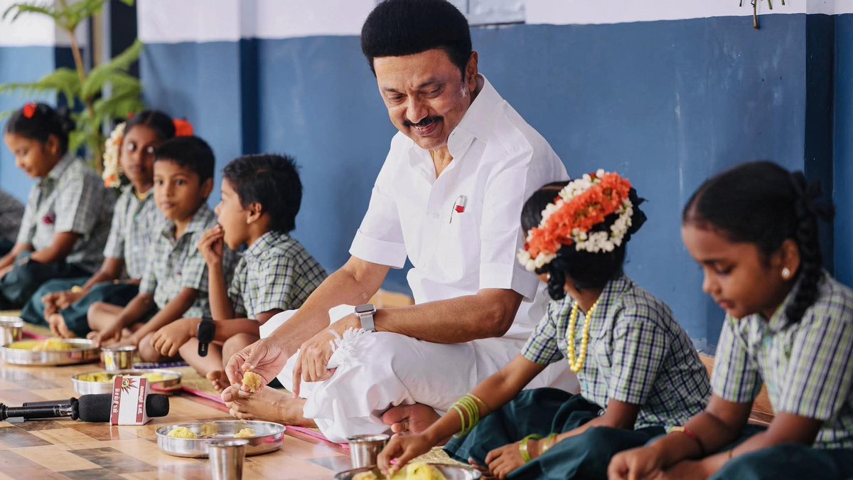 shanmugamchin10's tweet photo. கொரோனா தொற்றால் பெற்றோரை இழந்து வாடும் பிள்ளைகளுக்கு 5 இலட்சம் நிதி உதவி வேண்டும் என்று யாரும் வீதிக்கு வந்து போராடவில்லை அந்தப் பிஞ்சு குழந்தைகளின் எதிர்காலத்தை கருதிக்கொண்டு 5 லட்சம் ரூபாய் தமிழ்நாடு அரசு சார்பில் நிதி உதவி அளித்தீர்கள் 

காலை உணவு திட்டம் வேண்டும் என்று எந்த ஒரு பெற்றோரும் உங்களிடம் கோரிக்கை வைக்கவில்லை நீங்கள் செயல்படுத்திய திட்டத்தால் பல ஏழை குழந்தைகளின் வயிறு நிறைந்தது 

கலைஞர் பல்நோக்கு மருத்துவமனை 
பெரியார் நூலகம் கோயம்புத்தூர் 
கலைஞர் நூற்றாண்டு நூலகம்
பஞ்சப்பூர் திருச்சி மத்திய பேருந்து நிலையம் இது எதுவும் வேண்டும் என்று உங்களிடம் கோரிக்கை யாரும் வைக்கவில்லை

உயர் கல்விக்கு செல்லும் பெண்களுக்கு ஆயிரம் ரூபாய் வேண்டும் என்று எந்த ஒரு கோரிக்கையும் உங்களிடம் வரவில்லை 

உயர் கல்விக்குச் செல்லும் ஆண்களுக்கு ஆயிரம் ரூபாய் வேண்டும் என்று யாரும் உங்களிடம் வந்து முறையிடவில்லை 

ஐஏஎஸ் ஐபிஎஸ் யுபிஎஸ்சி தேர்வுகளில் வெற்றி பெறுவதற்காக மாதம் உதவித்தொகை வேண்டும் என்று உங்களிடம் யாரும் வந்து கோரிக்கை வைக்கவில்லை 

இல்லம் தேடி மருத்துவம் வேண்டும் என்று எந்த ஒரு மருத்துவ பயனாளியும் உங்களிடம் கோரிக்கை வைக்கவில்லை 

இல்லம் தேடி நியாய விலை கடைகளில் உள்ள பொருட்கள் அறுபது வயதுக்கு மேற்பட்ட ஒரு வீடுகளுக்கு வந்து சேர வேண்டும் என்று யாரும் உங்களிடம் கோரிக்கை வைக்கவில்லை 

பலப்போட்டி தேர்வுகளுக்கு தயாராக முதல்வர் படைப்பகம் வேண்டும் என்று யாரும் உங்களிடம் வந்து கோரிக்கை வைக்கவில்லை 

கருப்பை வாய் புற்றுநோயை தடுக்க தடுப்பூசி வேண்டும் என்று எந்த ஒரு மகளிரும் உங்களிடம் கோரிக்கை வைக்கவில்லை

இப்படி யாரும் எந்த கோரிக்கையும் வைக்காமலே அவர்களின் தேவைகளை அறிந்து முன் நின்று நலத்திட்டங்களை தீட்டி அவர்கள் வாழ்க்கையில் முன்னேற காரணமாய் இருந்திருக்கிறீர்கள் 

சுயமரியாதை உள்ள ஒவ்வொருவரும் இதை தன் வாழ்நாள் முழுவதும் மனதில் வைத்திருப்பார்கள்.

Reshared...