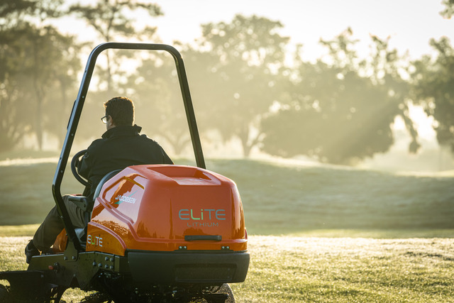 AECG_es's tweet image. ⚡⛳ @greenmowers_es valida en @Golf_De_Pals la eficiencia de la segadora eléctrica #JacobsenSLF1 en condiciones reales de juego

La primera segadora de calles totalmente eléctrica de cinco molinetes

Sigue leyendo 👉 f.mtr.cool/wypbrsumle

#golf #innovacion