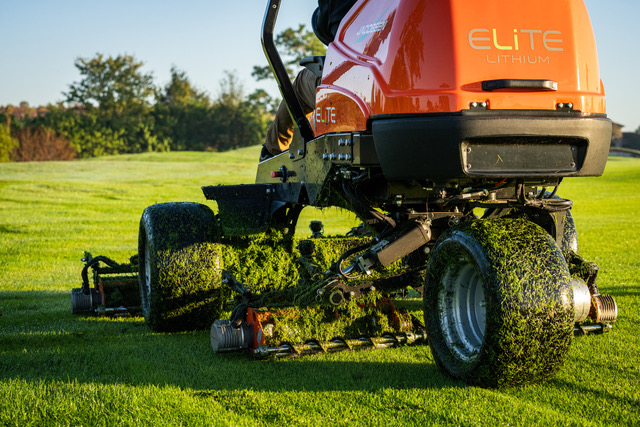 AECG_es's tweet image. ⚡⛳ @greenmowers_es valida en @Golf_De_Pals la eficiencia de la segadora eléctrica #JacobsenSLF1 en condiciones reales de juego

La primera segadora de calles totalmente eléctrica de cinco molinetes

Sigue leyendo 👉 f.mtr.cool/wypbrsumle

#golf #innovacion