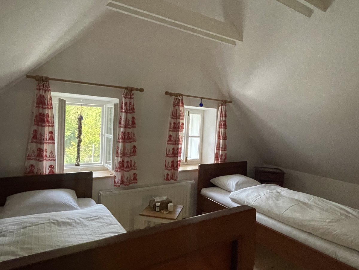 ShinyFluffdnd's tweet photo. writer's retreat avail! witchy Carpathian cottage! 

sliding scale between 2k-1k (euro) a month
very cute, traditional Slovak village cottage, 2 bathrooms, internet, on the bus route, by a huge forest, in a small hamlet 

if interested, dm me pls! 

currently avail May-August. https://t.co/ihSOVDFY1F