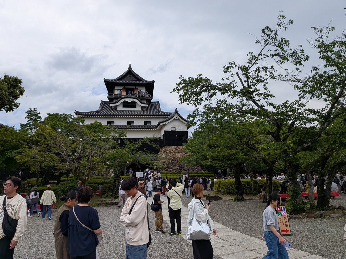 犬山城いったけど150分待ちで断念した。

前もって情報持ってたおおにゃん焼きとか猫はどこ…？状態やった。()