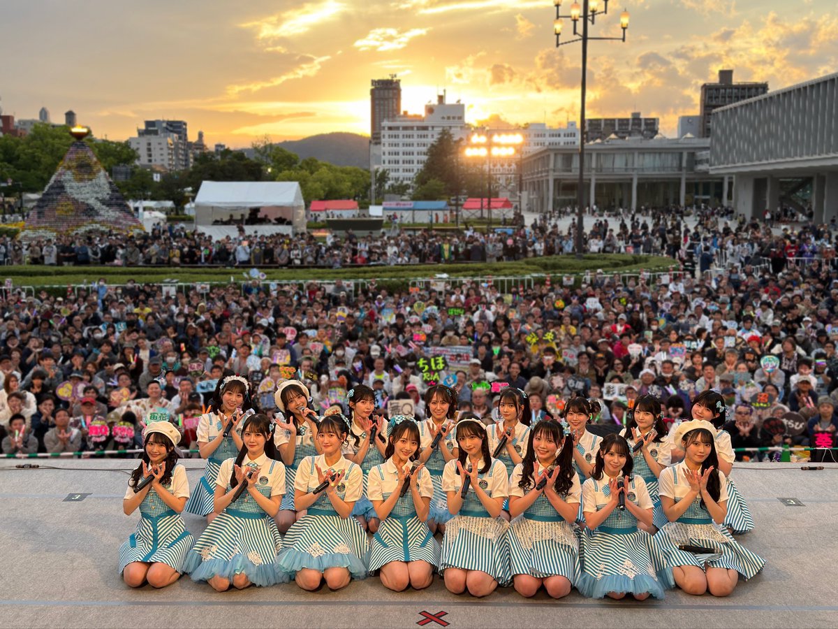 _ishida_chiho's tweet photo. #ひろしまフラワーフェスティバル 
10年前のFFで1期生はお披露目でした！
10年間、STUが変わらず大きなステージで出演できるのは皆様のお陰です！今年も夕日が綺麗だ✨
小さい頃からダンス習っとってステージとかパレードに出よったんやけど、多分今年が踊るのは最後かな？
毎年最高なGWをありがとう♡ https://t.co/RzBLy7rT6D