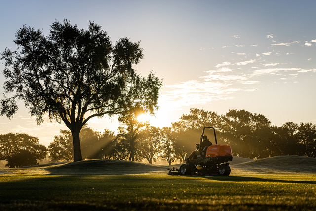 AECG_es's tweet image. ⚡⛳ @greenmowers_es valida en @Golf_De_Pals la eficiencia de la segadora eléctrica #JacobsenSLF1 en condiciones reales de juego

La primera segadora de calles totalmente eléctrica de cinco molinetes

Sigue leyendo 👉 f.mtr.cool/wypbrsumle

#golf #innovacion
