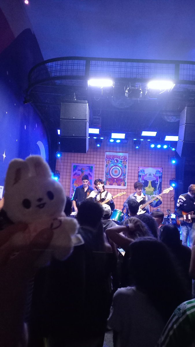 hanmoranguinho's tweet photo. leebit curtindo muito o show da sinestesia aqui em bsb https://t.co/UvRm9IIGW8