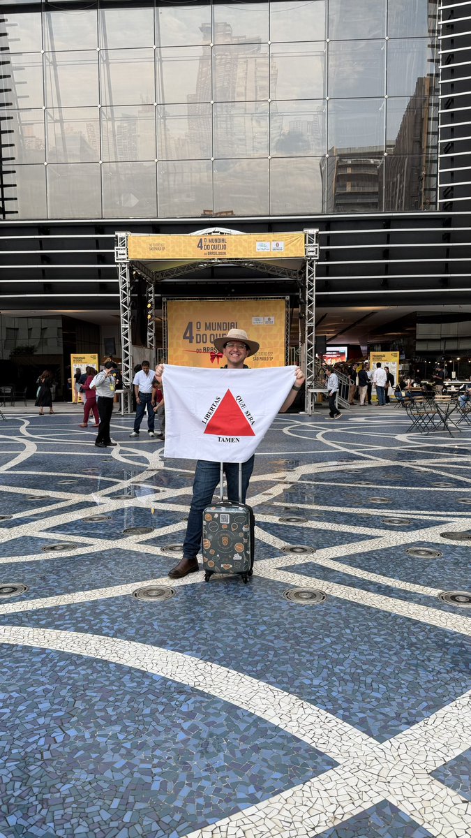 queijodalagoamg's tweet photo. Estamos quase batendo 11k aqui no X!  
Se puder curtir 💛 e retuitar 🚀, ajuda demais a alcançar mais gente apaixonada por queijo de verdade.

E não é qualquer queijo! Nosso queijo é:

🧀 Artesanal  
🧀 De altitude  
🧀 De montanha  
🧀 Premiado até na França  
🧀 Feito em pequena escala  
🧀 Com cultura, história e tradição  

🚫 Não é queijo com gosto de plástico  
🚫 Não é queijo com textura de isopor  
🚫 Não é queijo feito por robôs  

O Acordo Mercosul-UE (assinado em janeiro/2026) vai abrir uma cota anual de até 30 mil toneladas de queijos europeus com tarifa zerada gradualmente (em até 10 anos).  

Faço este apelo urgente: Brasileiros, valorizem e comprem queijo artesanal feito aqui no Brasil! Antes que as prateleiras encham de opções importadas... apoie o nosso! 🤠🧀🔰  

Acesse: https://t.co/T1vrKIuZ3G  
Entregamos em todo o Brasil desde 2009.

Curte 💛, RT 🚀, segue a conta e marca nos comentários o seu queijo brasileiro artesanal favorito!

#euamoqueijo #queijo #queijobrasileiro #queijoartesanal #mercosul #brasil #queijominas #produtolocal