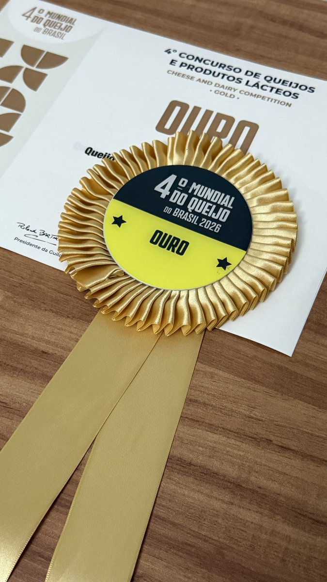 queijodalagoamg's tweet photo. Estamos quase batendo 11k aqui no X!  
Se puder curtir 💛 e retuitar 🚀, ajuda demais a alcançar mais gente apaixonada por queijo de verdade.

E não é qualquer queijo! Nosso queijo é:

🧀 Artesanal  
🧀 De altitude  
🧀 De montanha  
🧀 Premiado até na França  
🧀 Feito em pequena escala  
🧀 Com cultura, história e tradição  

🚫 Não é queijo com gosto de plástico  
🚫 Não é queijo com textura de isopor  
🚫 Não é queijo feito por robôs  

O Acordo Mercosul-UE (assinado em janeiro/2026) vai abrir uma cota anual de até 30 mil toneladas de queijos europeus com tarifa zerada gradualmente (em até 10 anos).  

Faço este apelo urgente: Brasileiros, valorizem e comprem queijo artesanal feito aqui no Brasil! Antes que as prateleiras encham de opções importadas... apoie o nosso! 🤠🧀🔰  

Acesse: https://t.co/T1vrKIuZ3G  
Entregamos em todo o Brasil desde 2009.

Curte 💛, RT 🚀, segue a conta e marca nos comentários o seu queijo brasileiro artesanal favorito!

#euamoqueijo #queijo #queijobrasileiro #queijoartesanal #mercosul #brasil #queijominas #produtolocal