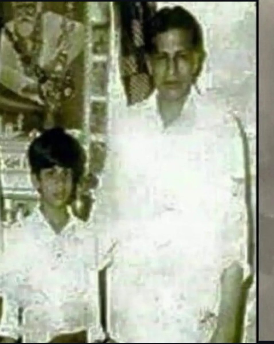 srkianBATMAN's tweet photo. Rare pic of @iamsrk with his father 😭 
#ShahRukhKhan https://t.co/xdteJLNwni