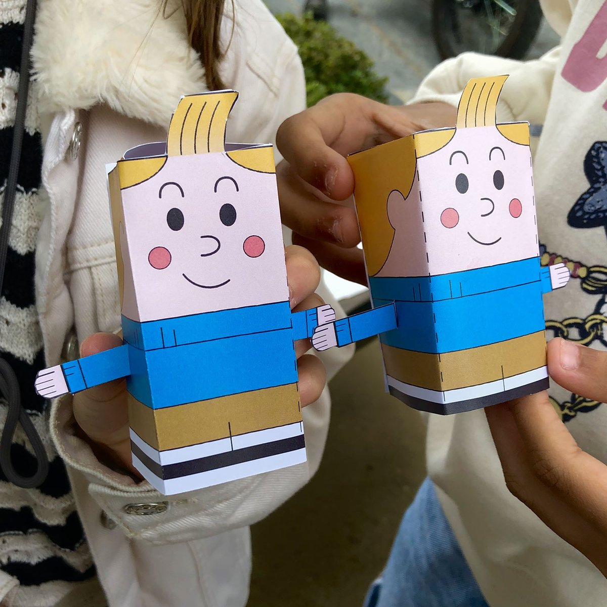DMaynar's tweet photo. Simpáticos pequeños reporteros belgas de cartulina. Taller infantil para la 21a Trobada Tintinaire Cadaqués.
#cadaqués @1001_ACT  @AAAComic https://t.co/sVFTRjqzid