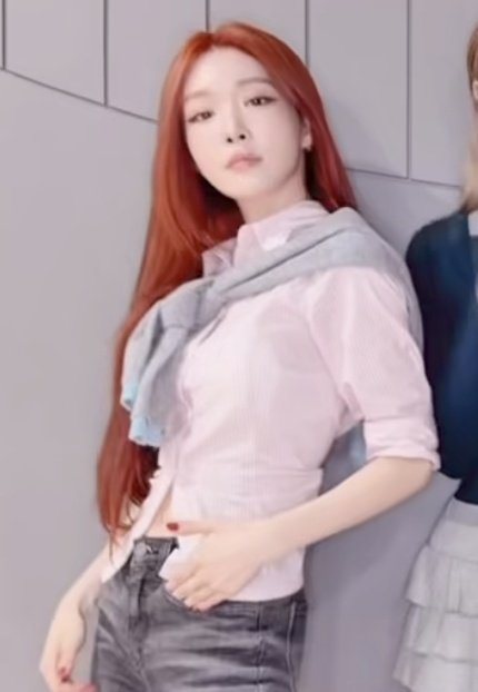 kchrated's tweet photo. ginger chungha wearing pink mhm this is for me https://t.co/tRM2XLe2JZ