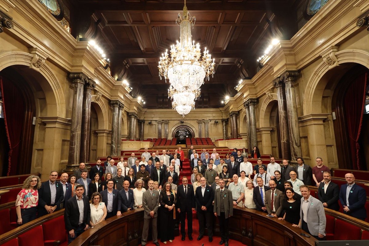 gencatdigital's tweet photo. 🎓💻 Commemorant el 25è aniversari de la creació del @COEINF i del @COETIC, al mateix hemicicle del @parlamentcat on es van aprovar les lleis del seu naixement.

Una recepció institucional que posa en valor la trajectòria, el talent i el paper clau de la informàtica de Catalunya. Enhorabona! 🎉
