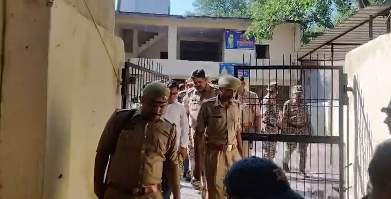 bstvlive's tweet image. अलीगढ़ : बारात घर पर नगर निगम ने लिया कब्जा

➡शादी करने के नाम पर वसूली हो रही थी
➡पुलिस बल संग पहुंची नगर निगम टीम
➡बन्ना देवी क्षेत्र के सराय लवरिया का मामला
 
#Aligarh #MunicipalCorporation #UPNews