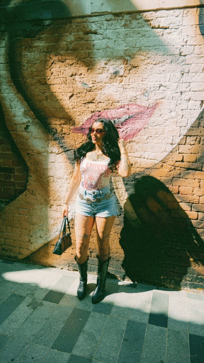raereynoldsx's tweet image. LND 

#altgirl #tattooedwoman #london #camden #amywinehouse
