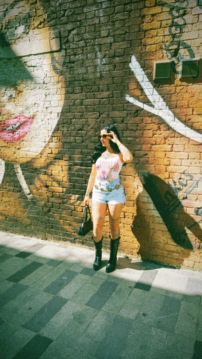 raereynoldsx's tweet image. LND 

#altgirl #tattooedwoman #london #camden #amywinehouse