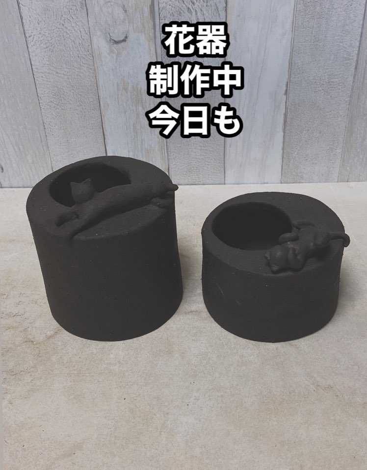MomoeYoshimura's tweet photo. 花器の制作、
やっぱりあと2つ作りましたね🐱
#陶芸 https://t.co/qRTeglYhu8