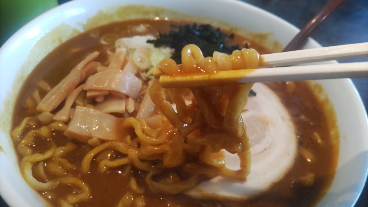 今日の昼飯は石巻のファミリーレストランデリシャスさんへ。
カレーラーメン大盛り。
お心遣いで極太麺へ変更してもらいました😆
去年言った事を覚えてて貰って嬉しい♪
最高の組み合わせでした！😆👆
本当に美味しい♪麺もコシがあって最高でした！
ごちそうさまです！！
