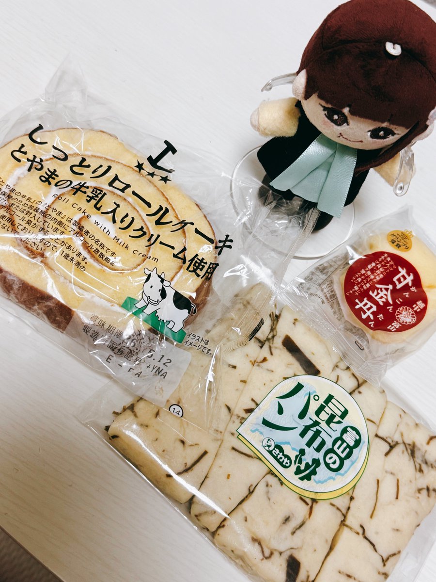 富山の物販後にいそいでかっこんだおにぎりとからあげ
サ活後に飲んだカウヒー
食べたかったかんこんたんと、昆布パンと、とやま牛乳ロールケーキ！昆布パンもっちりしょっぱ美味しい！
#フィロのス_ごはんいっぱいもりもりツアー 
#ちびふぃろ　#ななこのほっぺ　#ののを笑顔にし隊