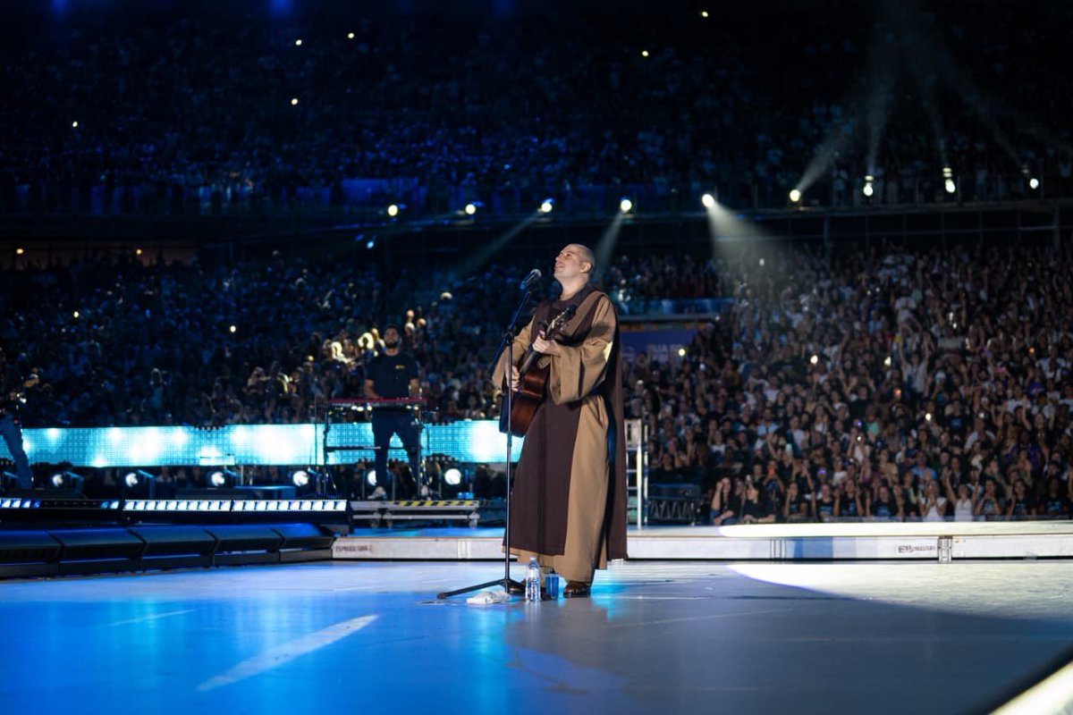 FreiGilsonCMES's tweet photo. Ontem show no estádio do Mineirão em Minas Gerais. Foi um dia incrível no Cristo é o Show. https://t.co/fEFsR4yUlb